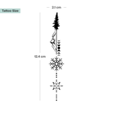 Dennenboom met verschillende winterse elementen Tatoeage